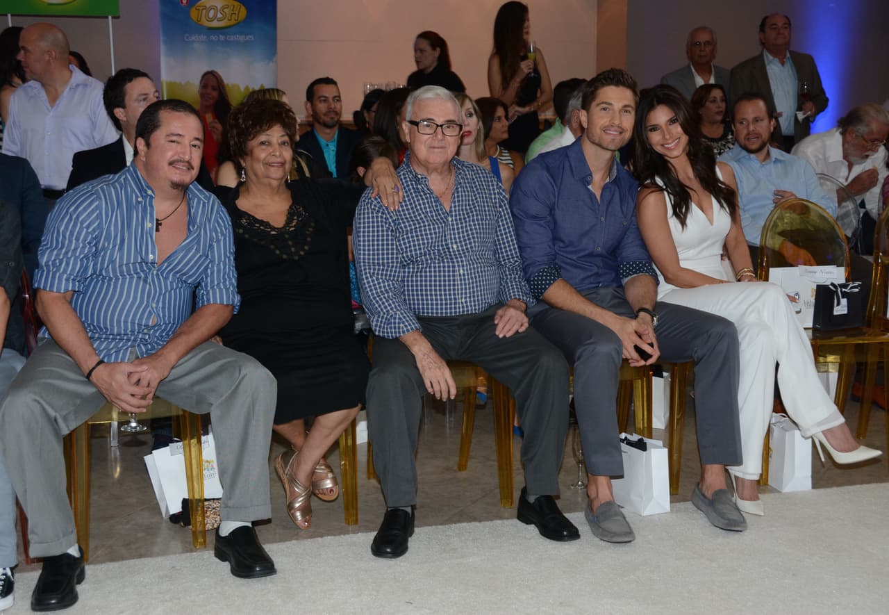 Todos los asistentes lucían emocionados por asistir a dicho evento, mientras Roselyn no podía dejar de sonreír por la emoción de ver a su hija desfilando como las grandes.