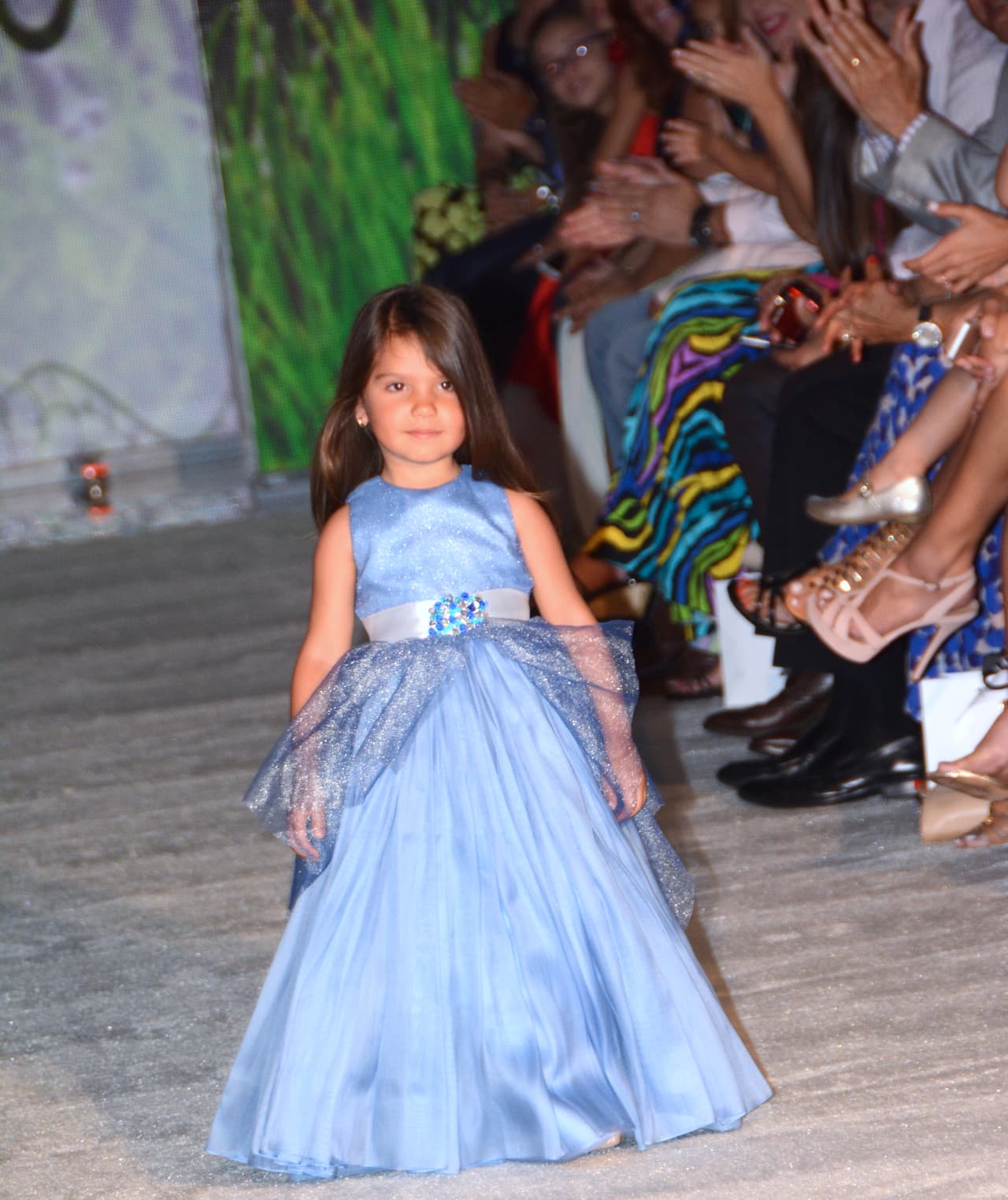Su pequeña hija Sebella fuhizo su gran debut como modelo en el evento.
