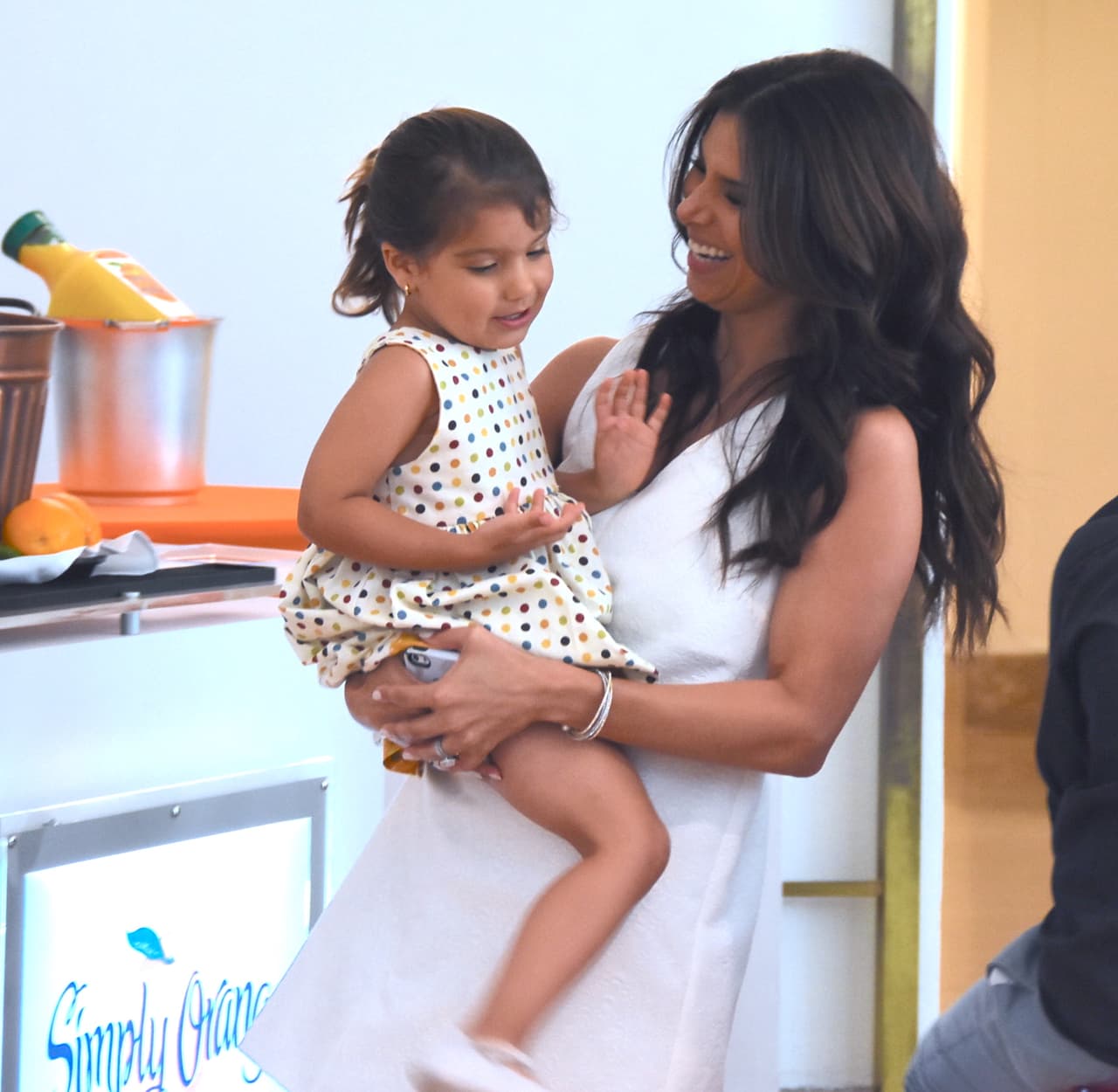 Mientras Sebella pasaba un buen rato con mamá, los asistentes podían adquirir las prendas que se modelaron sobre la pasarela.