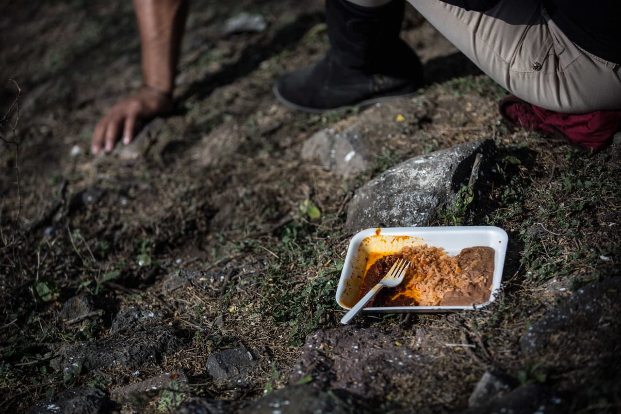 Un plato de mole del banquete en una de las colinas pegadas a la explanada, donde muchos se juntaron a comer y a beber cerveza Tecate. Almudena Toral