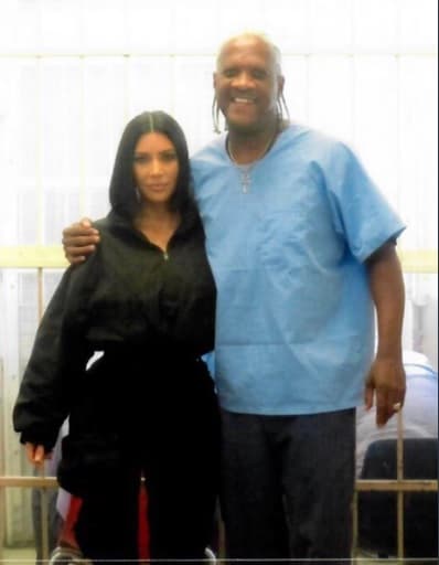 Aunque la labor de la empresaria ha sido aplaudida, hace unos días se enfrentó con su primera dificultad al involucrarse en el caso del multi homicida Kevin Cooper, acusado de matar a cuatro personas en 1983. 
<b><a href="https://www.univision.com/famosos/kim-kardashian-quiere-liberar-a-un-asesino-multiple-y-la-madre-de-una-de-las-victimas-le-sale-al-paso-fotos">Una de las madres de las víctimas cuestionó públicamente a Kim</a></b> que abogue por el acusado, cuya sentencia es la pena de muerte.