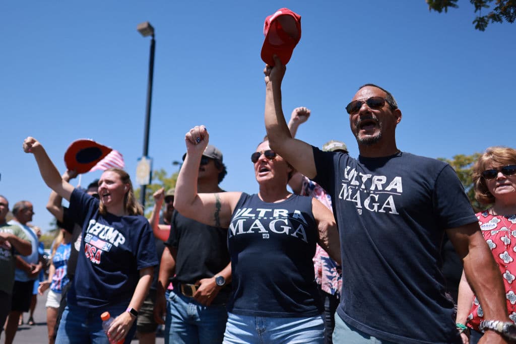 En el estacionamiento de un centro comercial, también en Simi Valley, decenas de seguidores respondieron a 
<b><a href="https://www.univision.com/local/nueva-york-wxtv/politica-new-york/seguidores-donald-trump-caravana-nueva-york-fotos" target="_blank">un evento improvisado</a></b>, llamado Defiende a Trump ('Stand Up for Trump').
