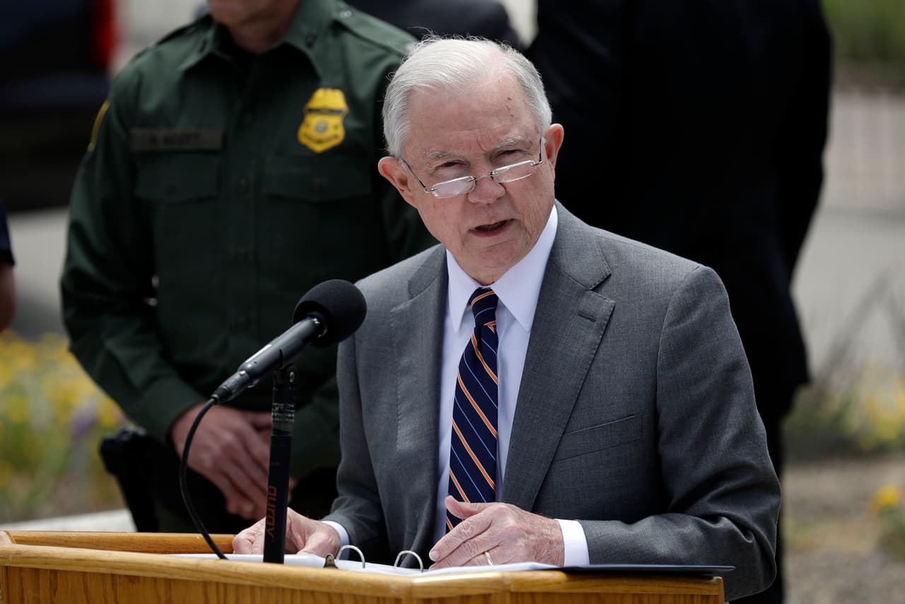Sessions insiste en que separarán a los niños de sus padres cuando crucen ilegalmente la frontera