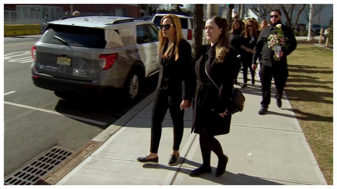 Después de recibir el ultimo adiós de los maestros y amigos de su escuela, el cortejo avanzó hacia el 
<b>Bayview Cemetery en Jersey City</b> donde descansarán sus restos.