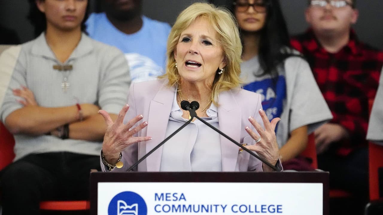 La primera dama Jill Biden promueve la educación en su visita a una escuela en Arizona