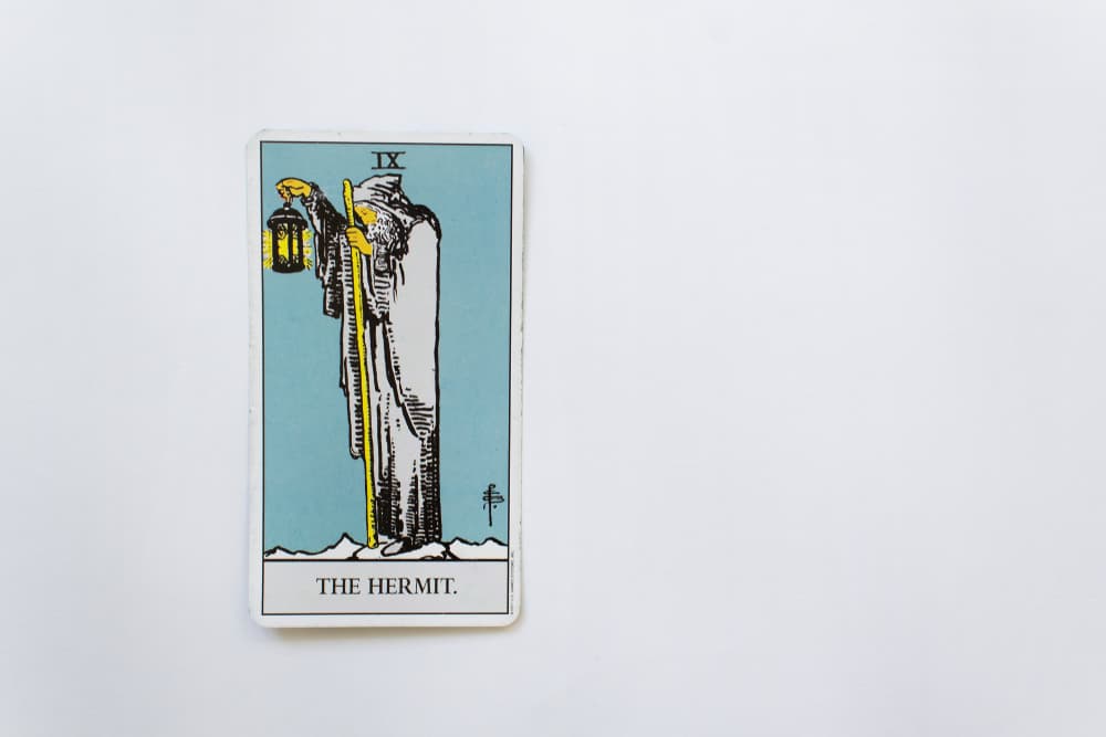 En cuanto a su significado dependiendo de la posición o lugar donde te salió en la tirada, veamos ejemplos. Si te cayó en algo que habla del pasado, quiere decir que es hora de que lo dejes atrás. Detente, aprécialo, toma lo que puedas y sigue adelante, no veas atrás.