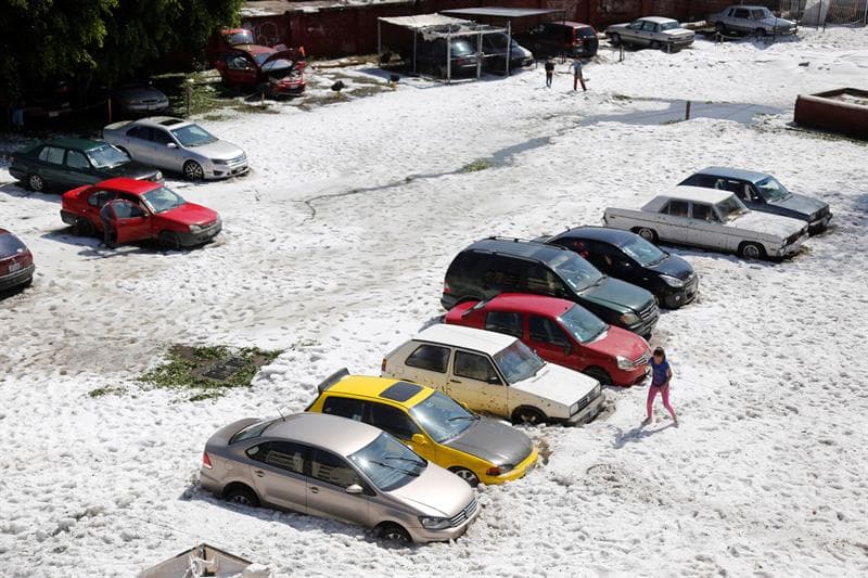 La granizada cubrió decenas de vehículos en Guadalajara, capital del estado de Jalisco.