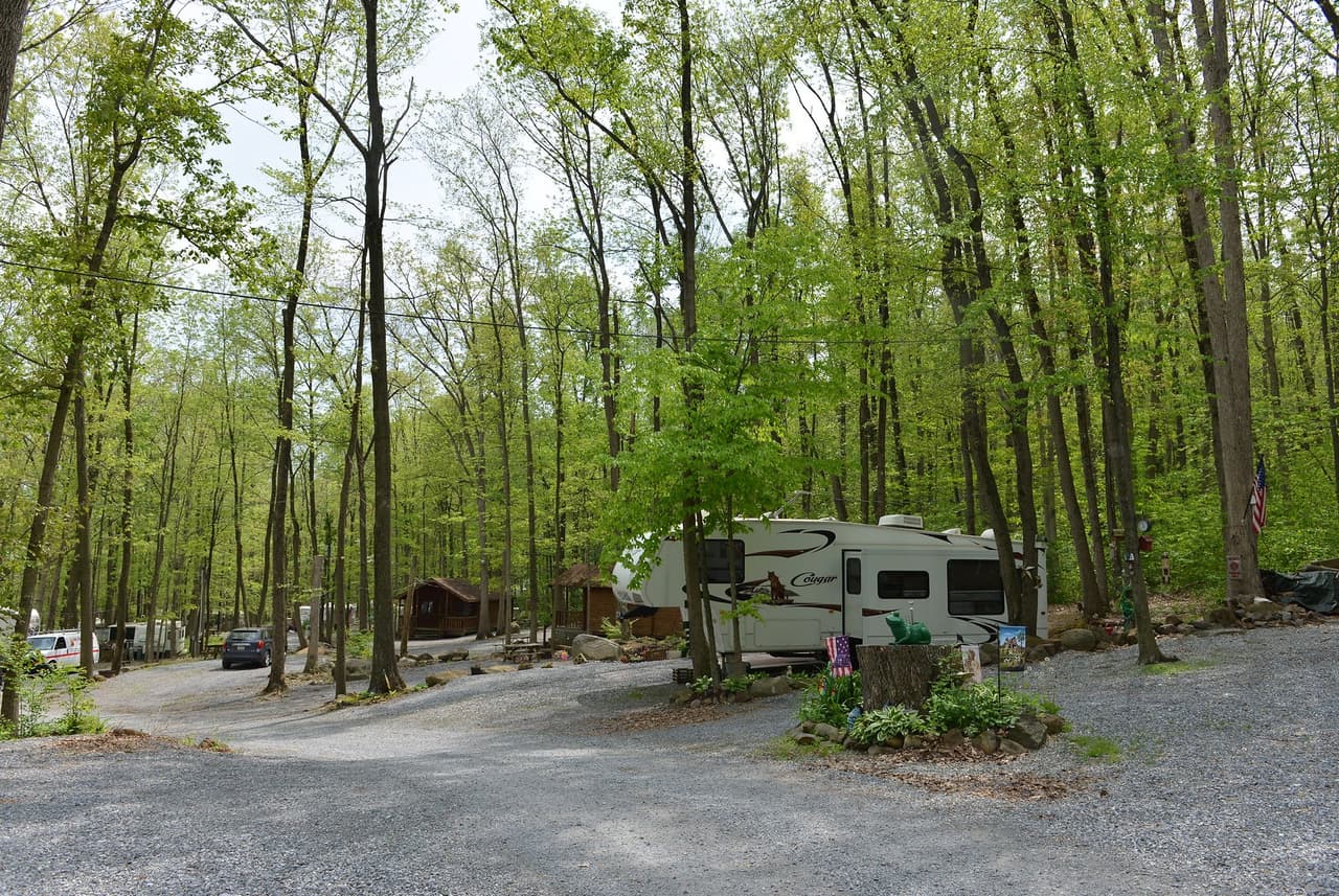 <b>Greater Reading Campgrounds</b>. Disfruta de la belleza natural de Reading con una tienda de campaña, cabaña o RV como tu base de operaciones. Accesible al sendero de los Apalaches al norte y al pintoresco país Amish al suroeste, los campistas pueden encontrar una variedad de terrenos y actividades para elegir en Greater Reading.