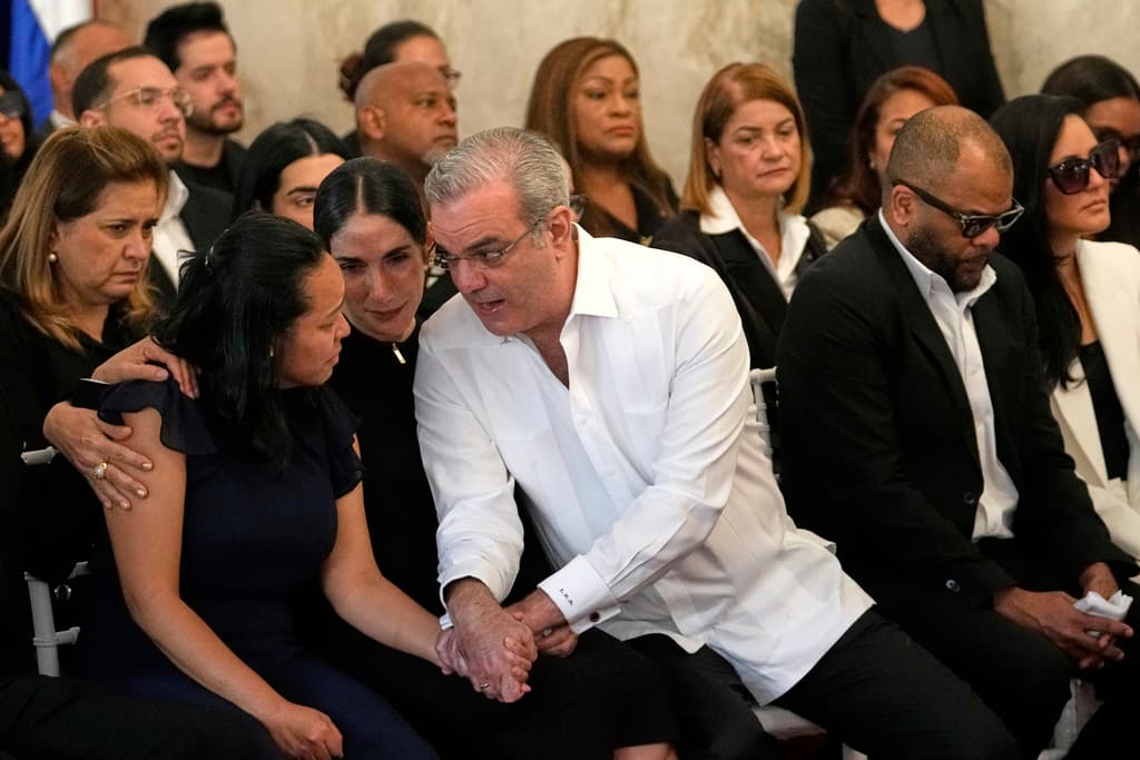 El Presidente de la República, Luis Abinader, acompañado de la Primera Dama Raquel Arbaje, encabezó la guardia de honor junto a los ministros de Cultura y de la Presidencia.