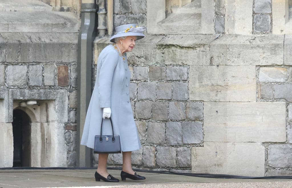 Por segunda ocasión y debido a la pandemia, el evento fue pequeño a diferencia del tradicional desfile que se hacía años anteriores, en donde 
<b><a href="https://www.univision.com/famosos/el-debut-del-principe-louis-la-reaparicion-de-meghan-y-otros-detalles-del-tradicional-trooping-the-colours-fotos">toda la familia real estaba presente</a></b> y disfrutaban la ceremonia desde uno de los balcones del palacio de Buckingham.
<br>