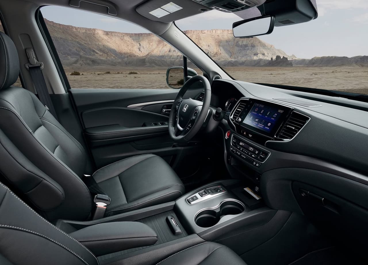 De serie también incluye los sistemas de seguridad que componen al Honda Sensing, tales como sistema de frenado de mitigación de colisión, advertencia de colisión frontal, asistencia de mantenimiento de carril y control de velocidad crucero adaptativo, entre otros.