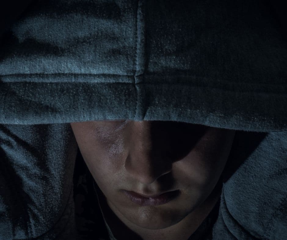 <b>Ante una amenaza verbal en persona</b>, debes registrar exactamente la amenaza y detalles de la persona que la hizo, como nombre, apariencia, color de piel, sexo, altura, peso, color de cabello y ojos, voz, ropa o cualquier otra característica distintiva. Luego debes reportar a la policía.
<br>