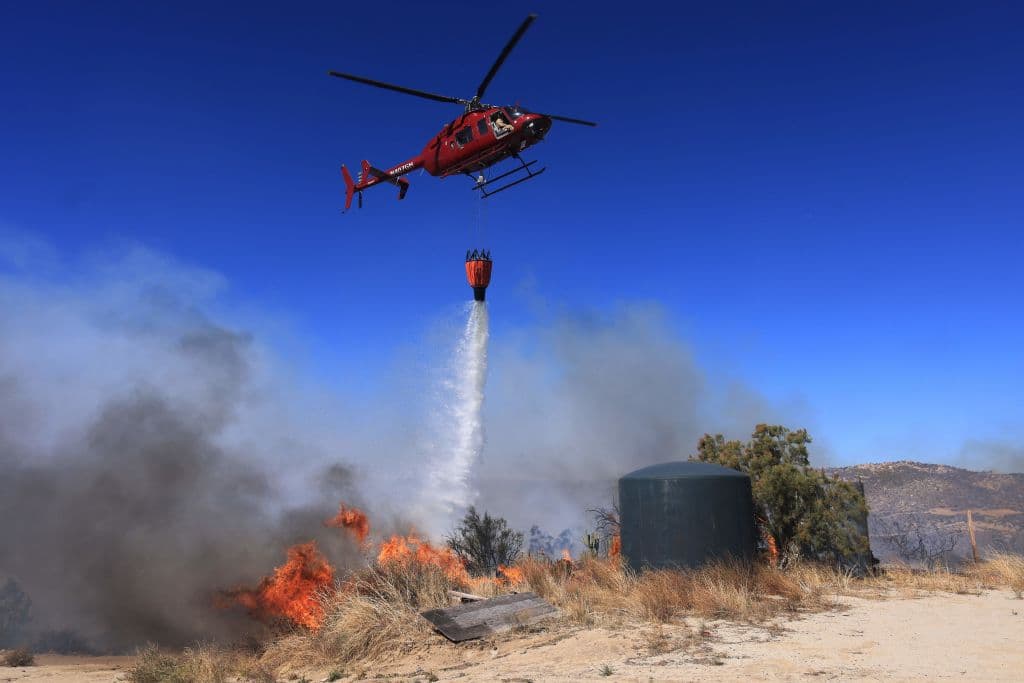 Este martes, no se detienen los helicópteros sobre la zona, derramando agua mientras fuerzas terrestres dan el máximo.