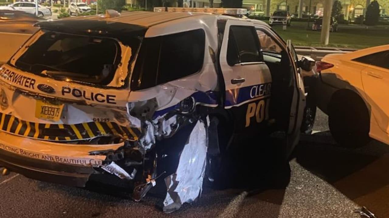 Un hombre herido tras chocar su vehículo contra una patrulla en Clearwater