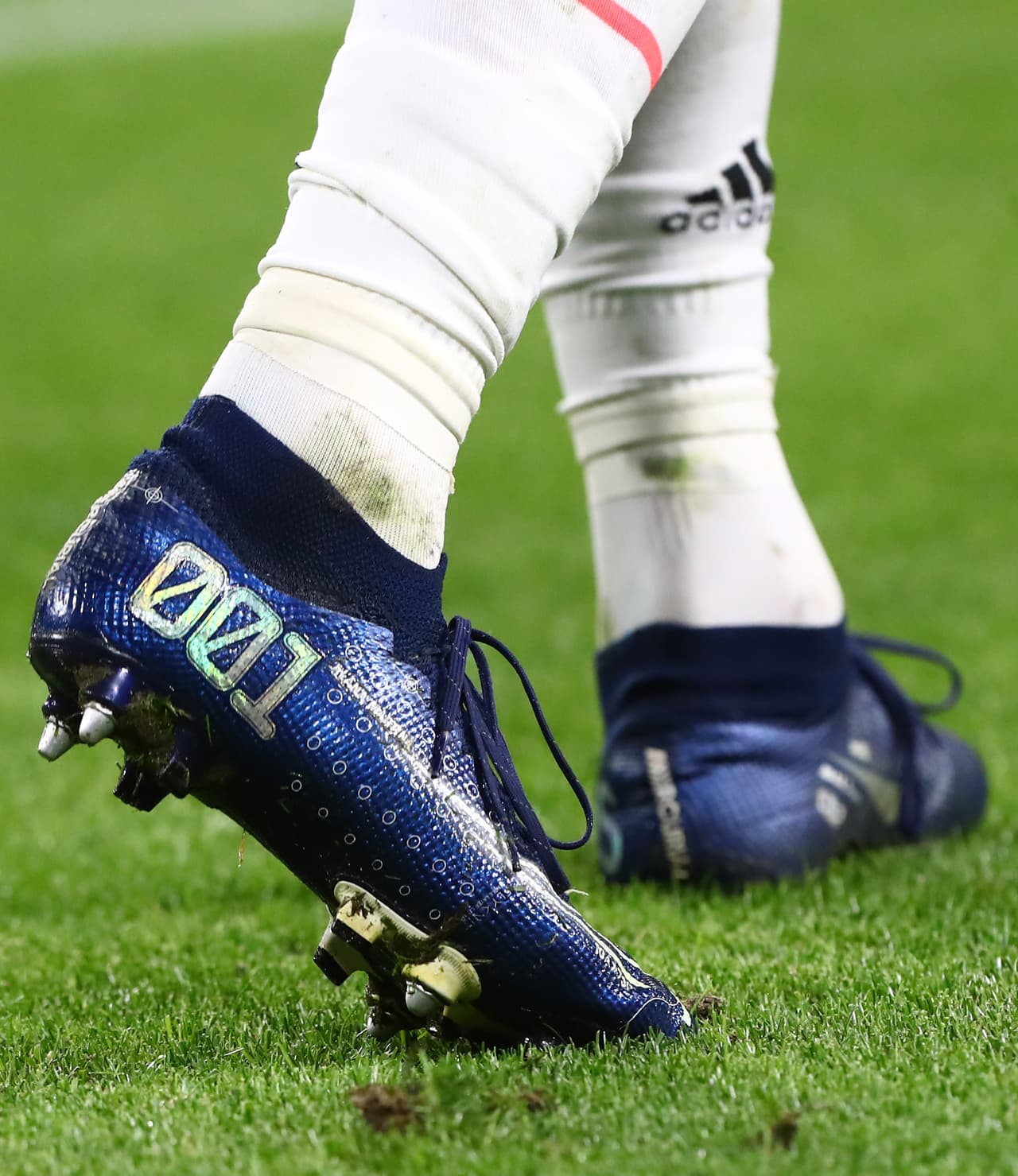Estos zapatos solamente los usan dos jugadores en el mundo: Cristiano Ronaldo y Kylian Mbappé.