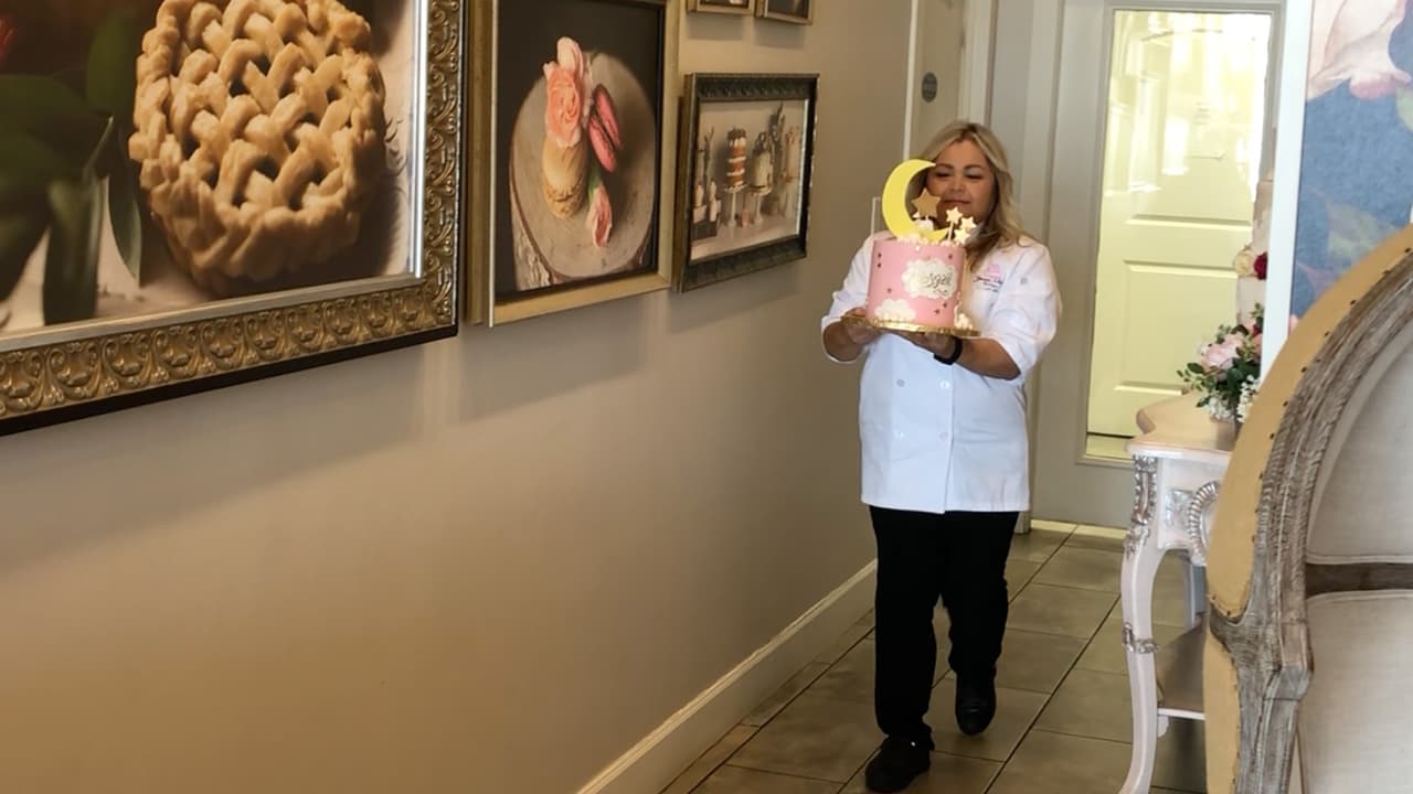 “Yo le dije: 'claro que sí chef, si me da la oportunidad me encantaría', de hecho, a mí me hubiera gustado haber ido a la escuela y estudiar esto de ser chef. Entonces dice, 'perfecto Letty te vamos a dar la oportunidad solamente recuerda: en un colegio tu ibas a pagar para aprender y aquí nosotros te vamos a pagar para enseñarte, entonces, ponle ganas sabemos lo que estás pasando, échale ganas”, continuó la mujer.