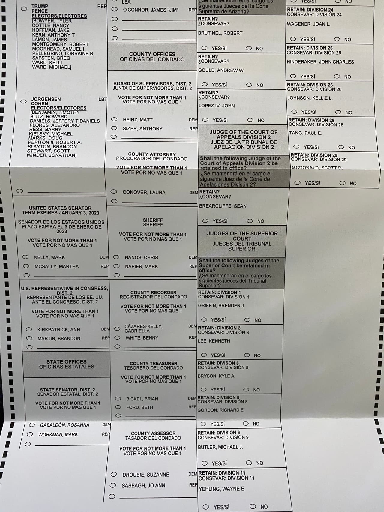 En el sobre incluye un folleto con información de las diferentes contiendas que vienen en la boleta.