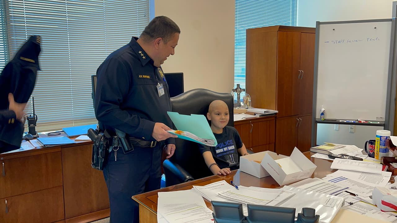 Bennett también recibió a otros oficiales al "tomar" el cargo por de Jefe de la Polcía por un día.