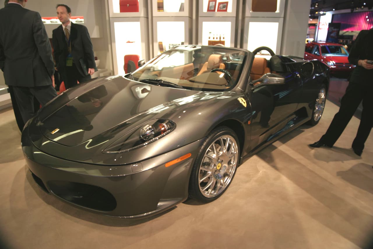 Como era de esperarse un fanático de los autos debe tener la potencia de un Ferrari F430 Spyder, que está valuado en 250 mil dólares.