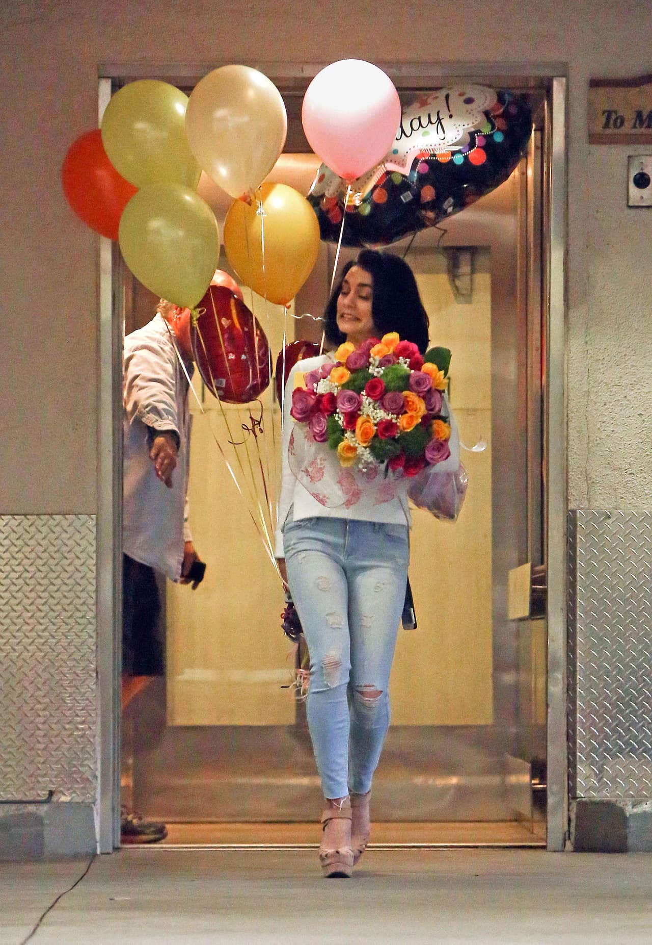 Sufrió un poco al salir del ascensor con sus compras.