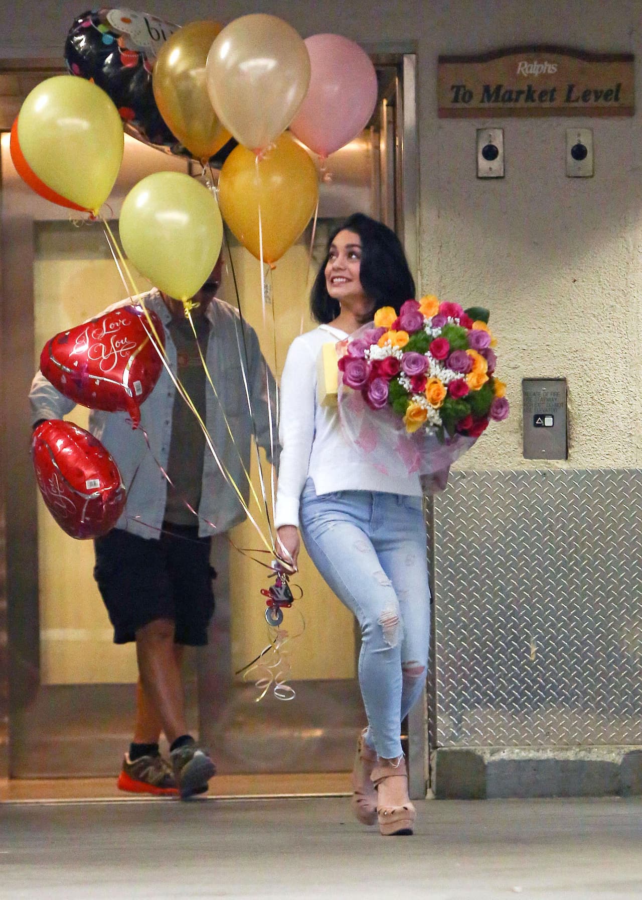 Y también una docena de globos, los cuales le dieron un poco de trabajo.