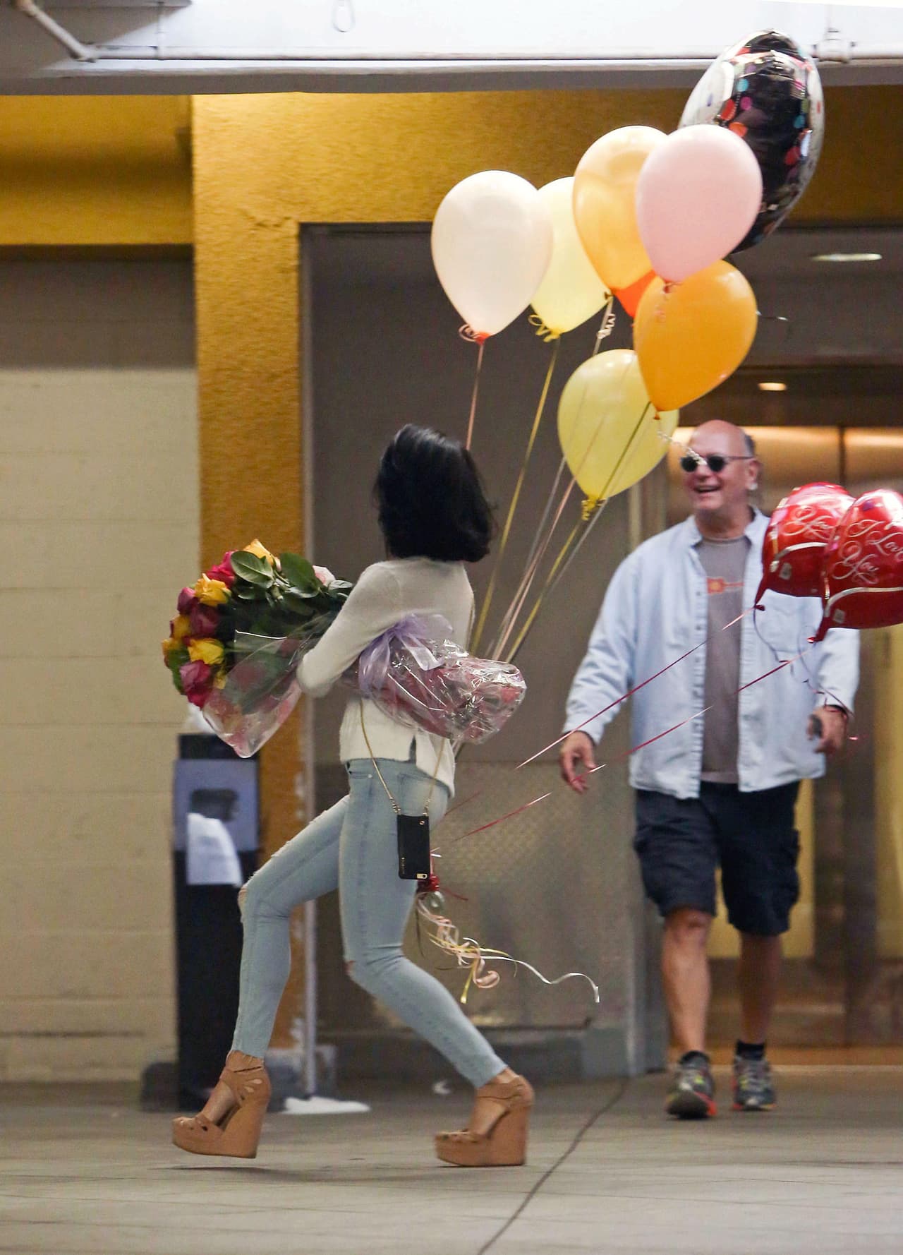 Hasta el señor que iba con ella estaba feliz con tal imagen.