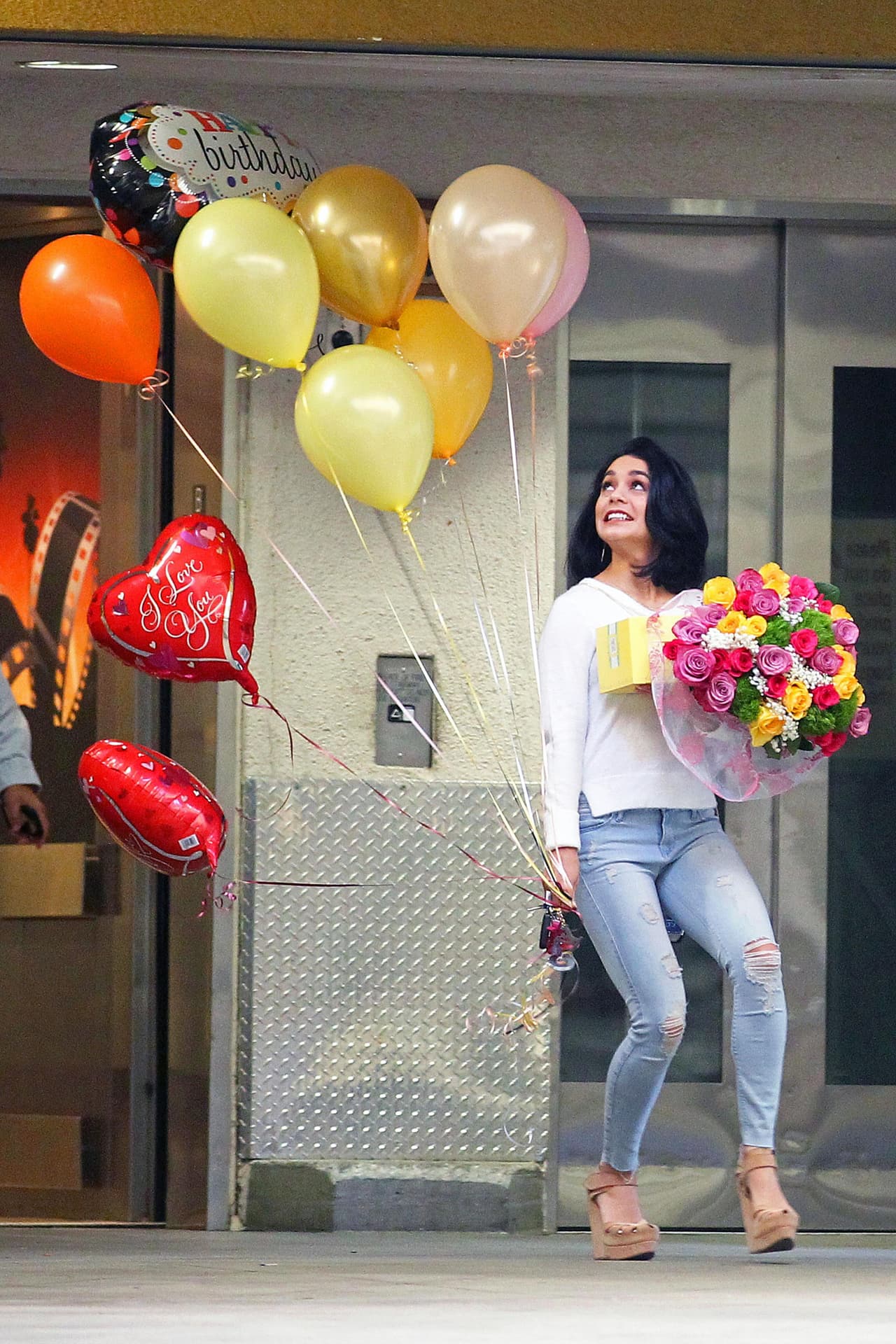 Vanessa compró un enorme ramo de flores.