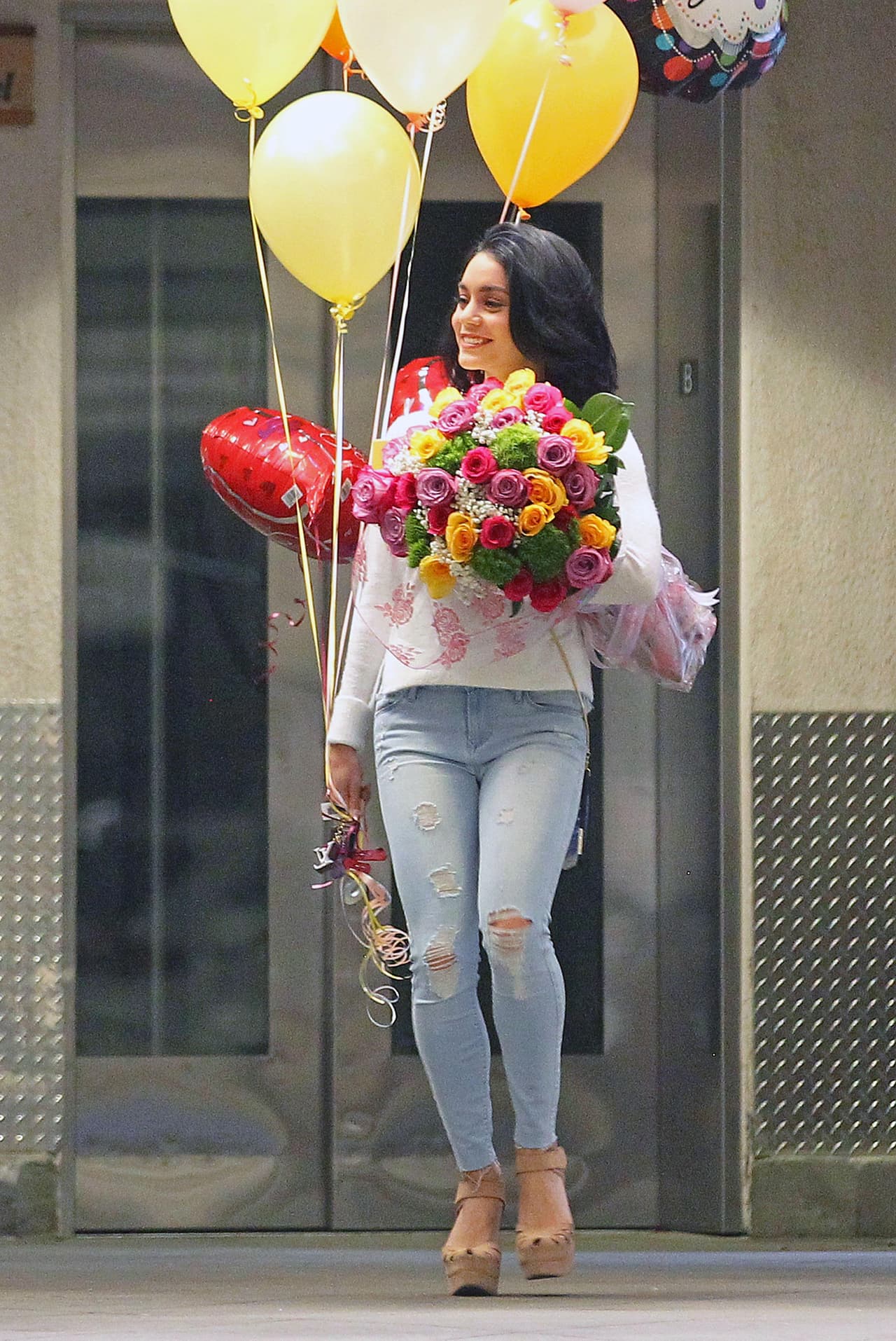 Pero Vanessa no cabía de la emoción con sus regalos.