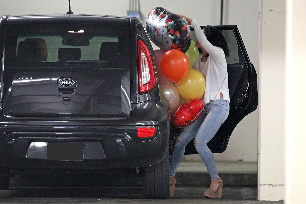 ¡Los globos se le querían escapar!