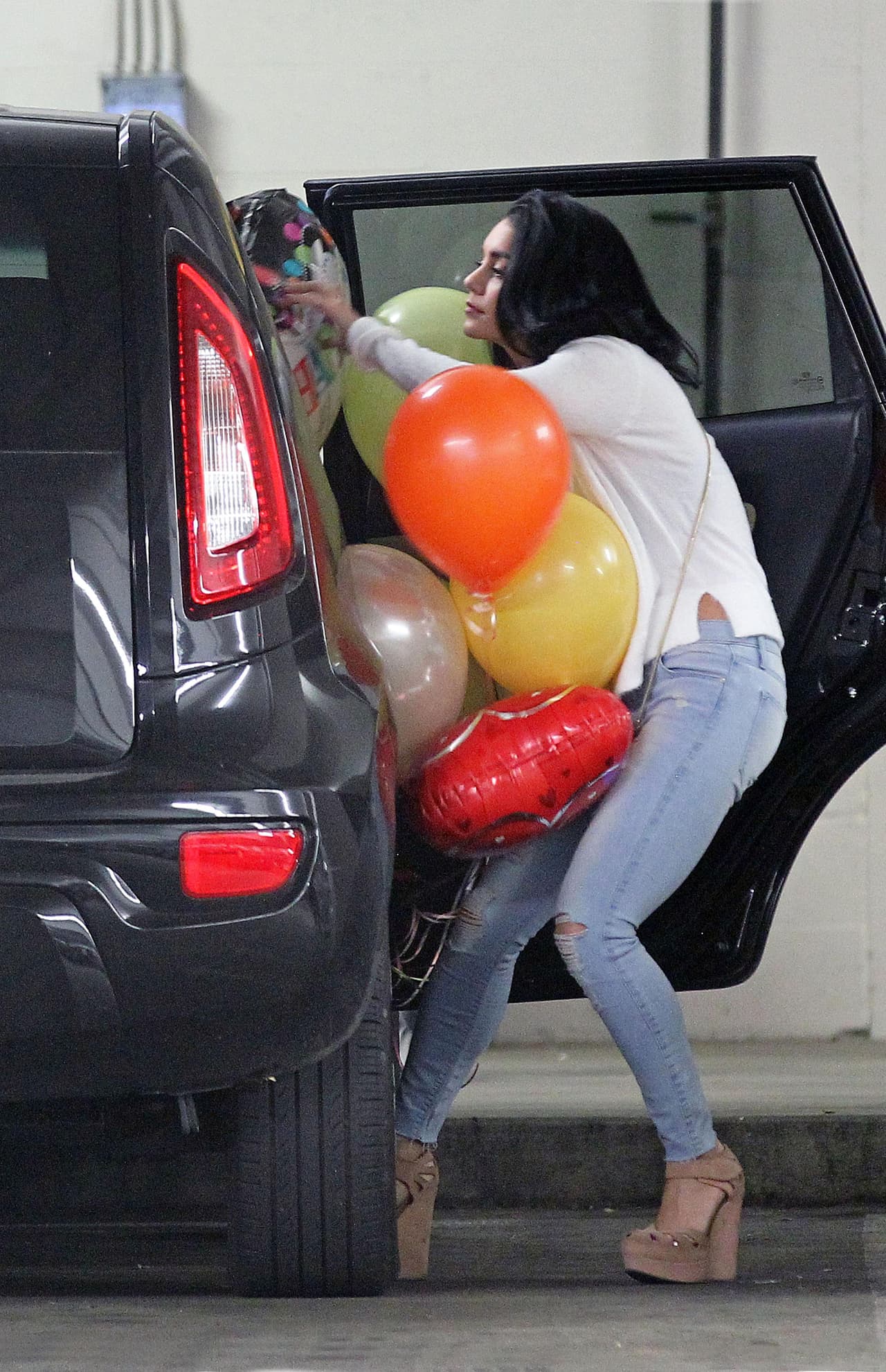 ¡Pero la pobre sufrió cuando quiso meterlos al coche!