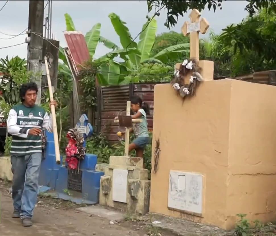 Sin comida la mayoría de los días, con su casa hecha de lámina y material reciclable y con el peligro latente de que el río que pasa por el lugar se desborde, parte de la comunidad se preocupa por esta humilde familia.
<br>