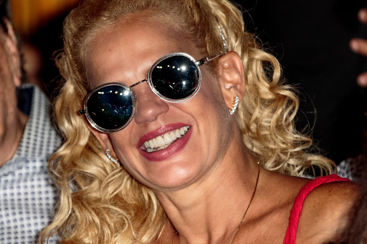 Muy sonriente, con sus gafas oscuras.