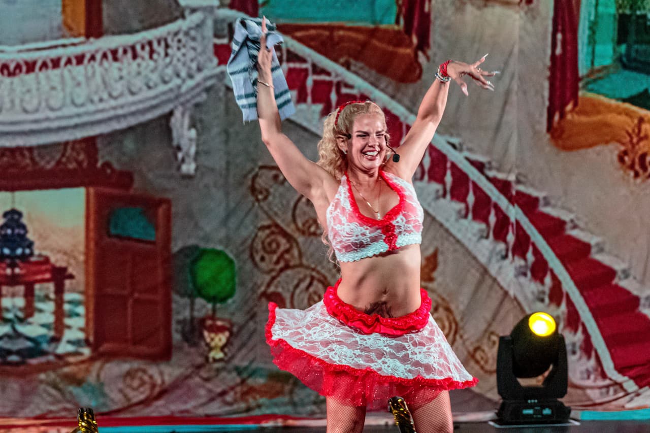 En la obra también presume sus habilidades en el baile.