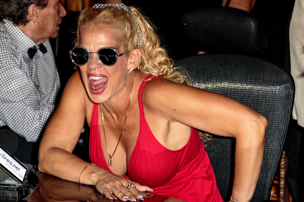 "Si antes de que falleciera dije que yo era la mejor 'Aventurera' y la más perra, después de que fallezca sigo diciendo lo mismo porque sigo siendo la más perra 'Aventurera'. 'I'm sorry for everybody' (lo siento por todos). Carmen 
<b><a href="https://www.univision.com/famosos/mucho-antes-de-aventurera-niurka-marcos-hablaba-pestes-de-edith-gonzalez-y-ella-reacciono-fotos" target="_blank">le dice que es la mejor 'Aventurera'</a></b> a la que está ahí en ese momento dándole de tragar", dijo la vedette.