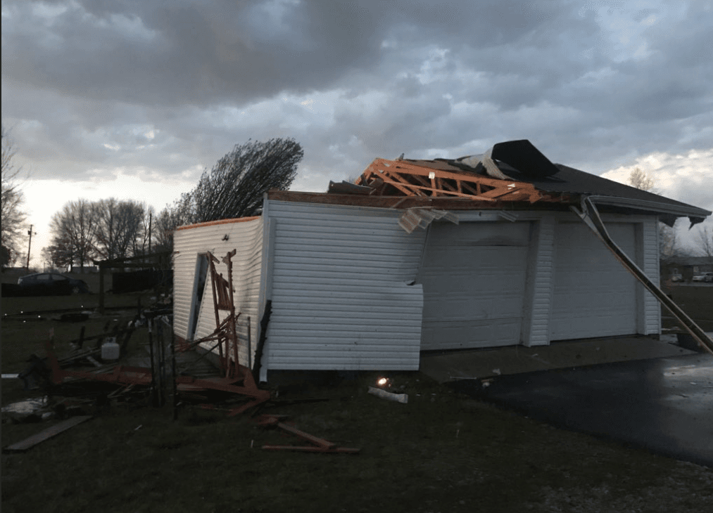 Varias casas quedaron sin techo o severamente afectadas por la fuerza del viento.