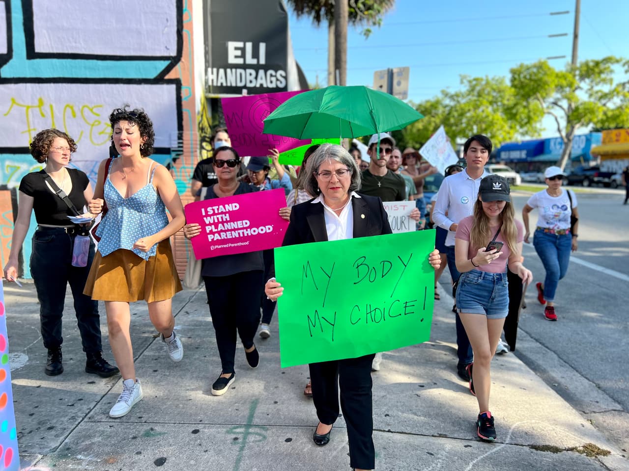 Decenas de personas marcharon en Wynwood en contra de la decisión de la Corte Suprema de EEUU, que eliminó el derecho al aborto al anular la sentencia Roe contra Wade, y una de las presentes fue la alcaldesa de Miami-Dade, Daniella Levine Cava.