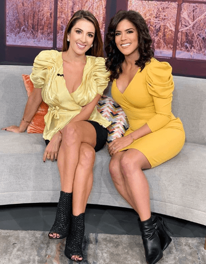 En esta foto nuestras conductoras nos muestran dos estilos similares de llevar el amarillo y combinarlo con el negro. Mientras Maity eligió solo la blusa, Francisca lo lució en el vestido.