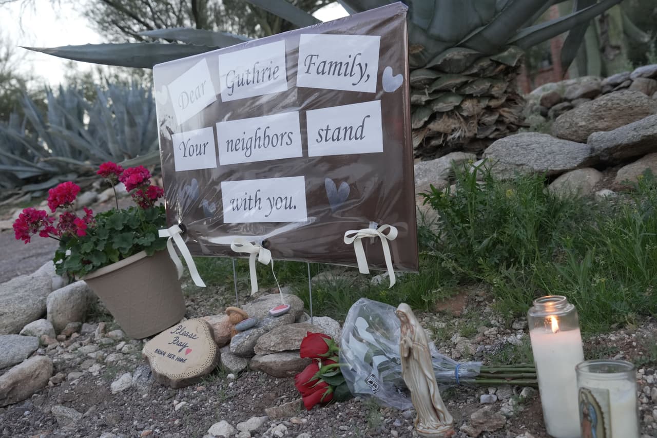 Mientras tanto, los vecinos de la casa que se encuentra cerca de East Skyline Drive y North Campbell Avenue han colocado 
<b>veladoras y mensajes de apoyo, además de flores y otros objetos, para manifestar su apoyo a la familia Guthrie</b>.