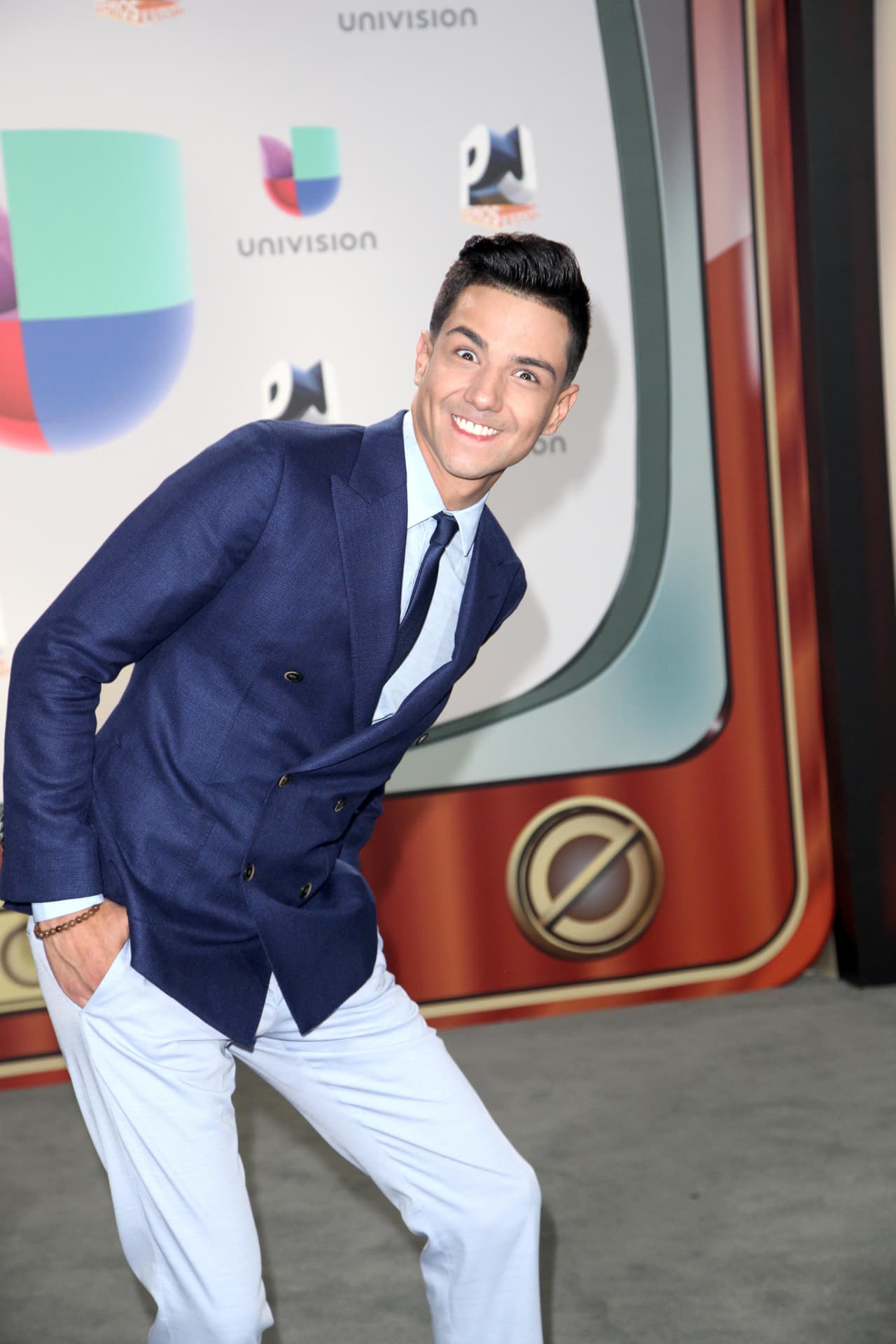 Cute! Al parecer Luis Coronel está nervioso por sus seis nominaciones.