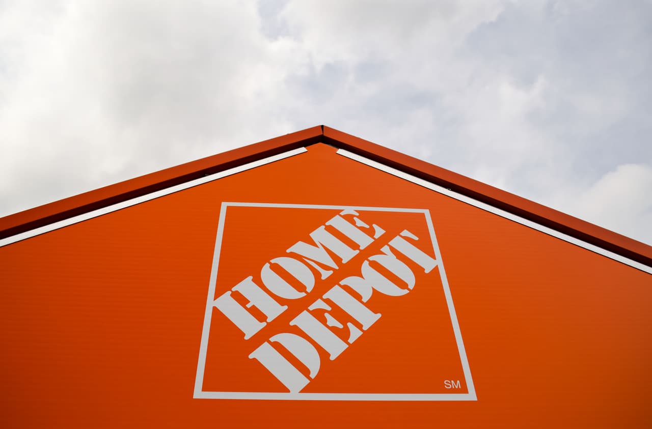 <b>Home Depot:</b>
<br>
<br>⏱ 
<b>24 de diciembre: </b>Horario regular de 6:00 am a 10:00 pm, pero puede variar por localidad
<br>⏱ 
<b>25 de diciembre: </b>Cerrado
<br>⏱
<b> 26 de diciembre: </b>Horario regular de 8:00 am a 8:00 pm, pero puede variar por localiad