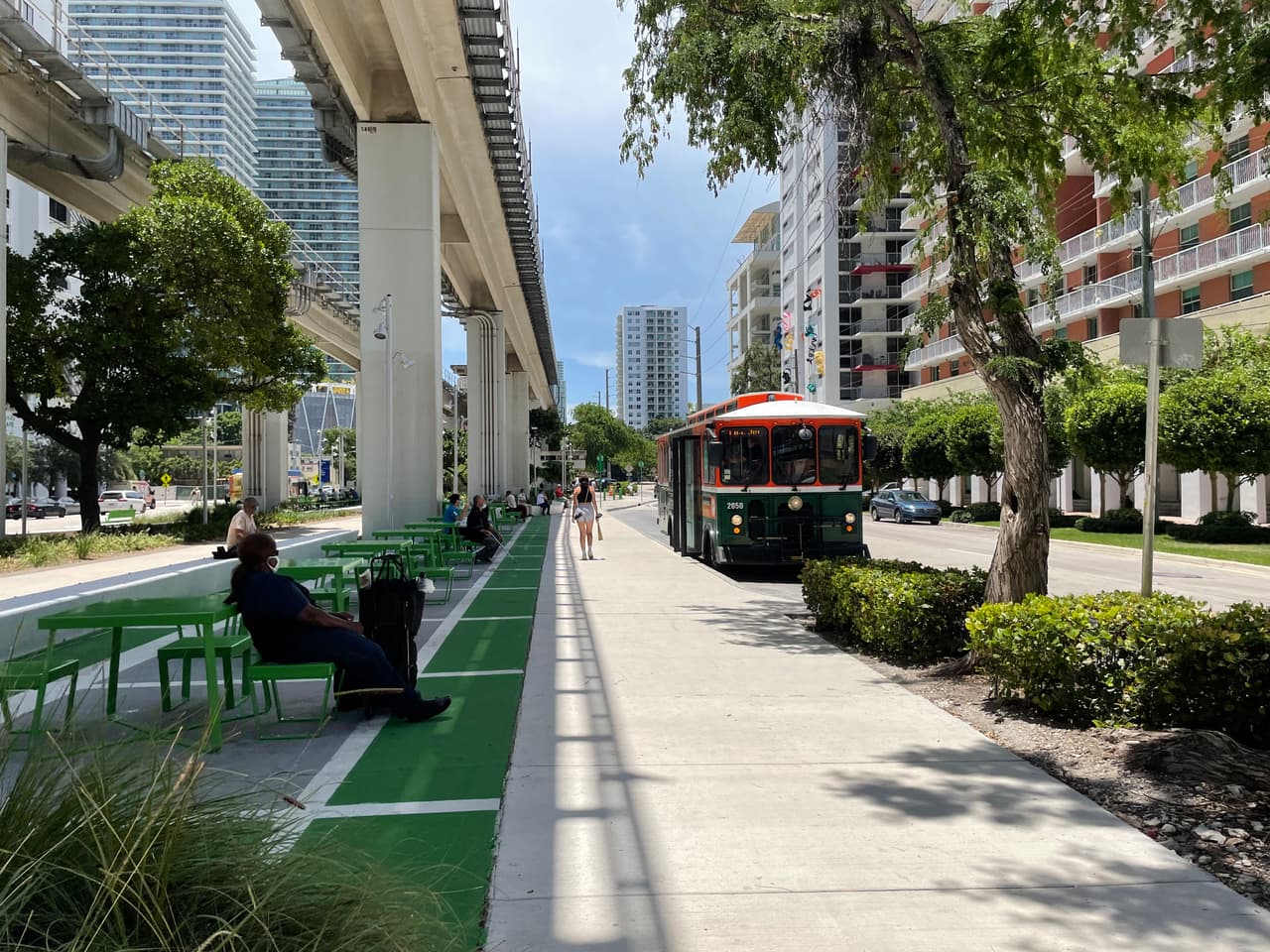 <a href="https://www.theunderline.org/" target="_blank">The Underline </a>se extenderá hacia el suroeste a lo largo de la línea del 
<a href="https://www.univision.com/noticias/transporte/proponen-expandir-el-metrorail-hacia-el-oeste-de-miami-dade-video">Miami Metrorail</a>, desde el río Miami en Brickell hasta la estación de Dadeland South.