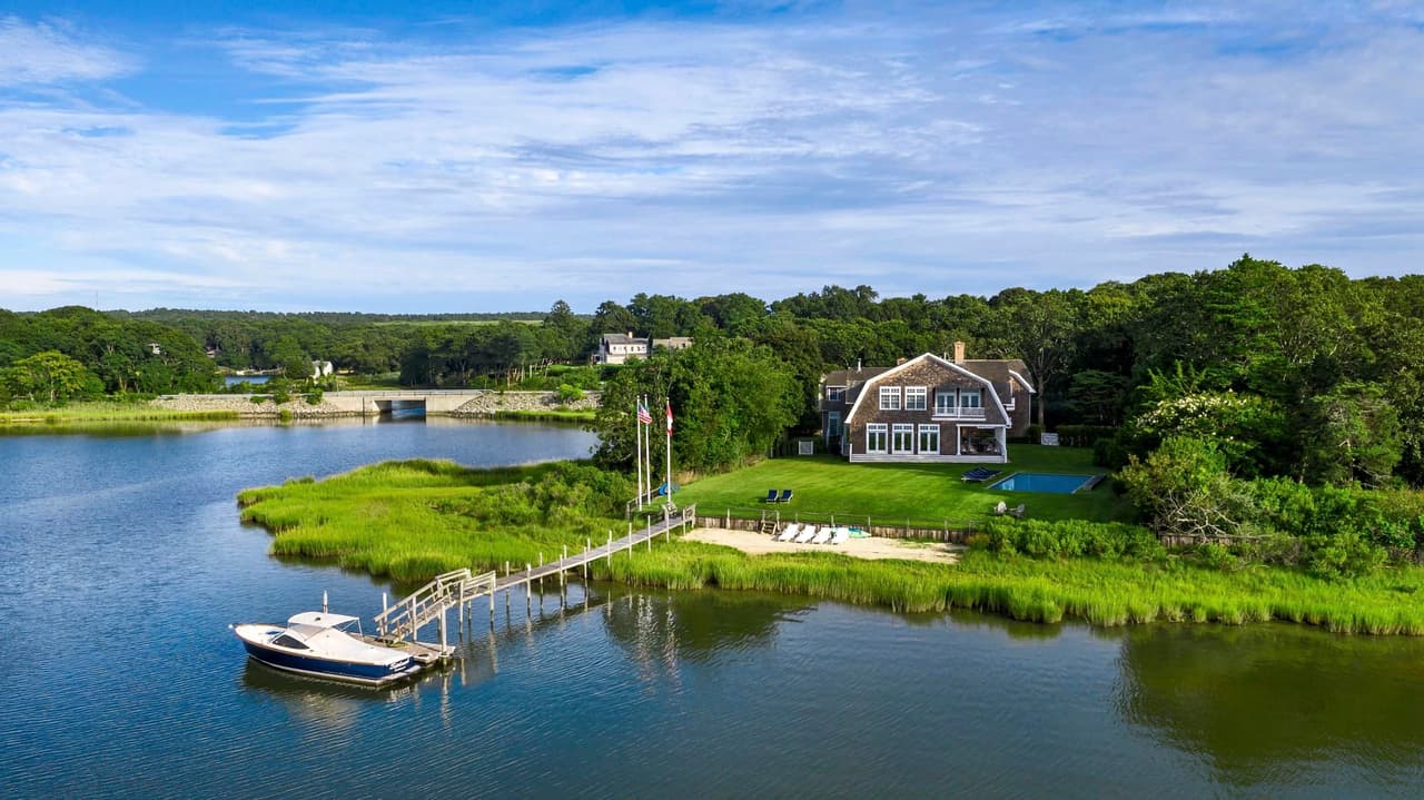 Está frente al mar con
<b>6,140 pies cuadrados. </b>
<br>