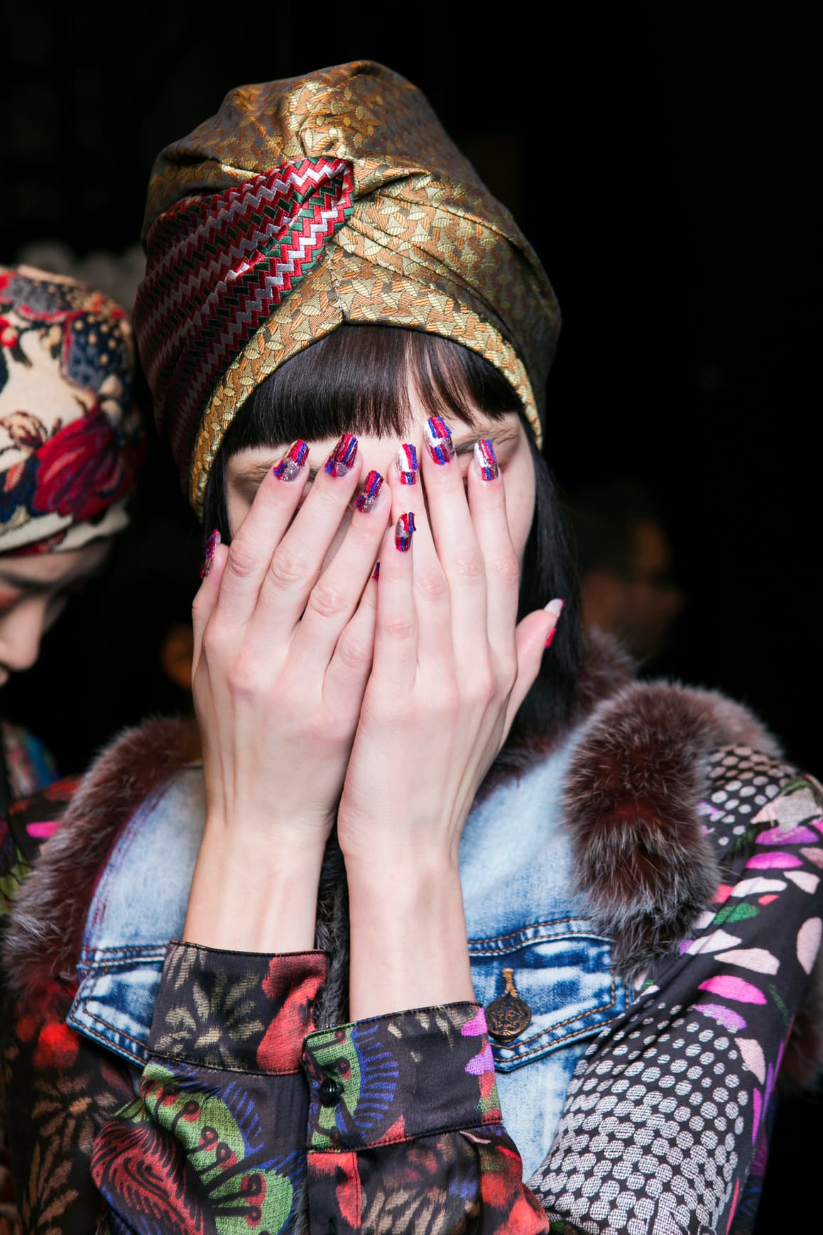 También se llevan los nail art con motivos geométricos, en los que se combinan distintos colores. Algunas veces las uñas comparten un mismo motivo pero no todas son iguales, pues cada una tiene un toque único.
<br>