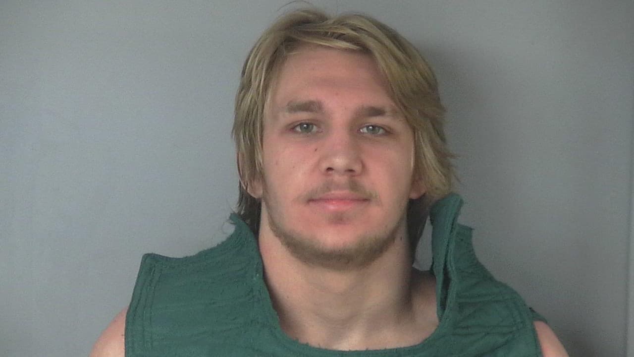 Arrestan a un joven de 19 años acusado de asesinato en primer grado por la muerte de sus padres