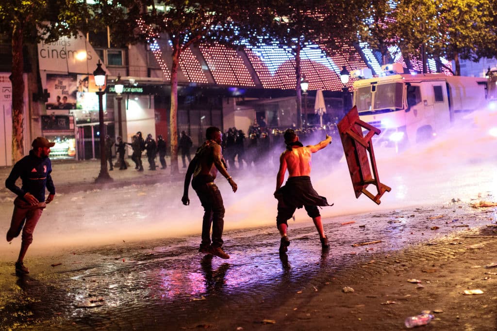La madrugada en París fue escenario de enfrentamientos entre la Policía y cientos de personas tras la celebración del título de Francia en el Mundial de Rusia 2018.