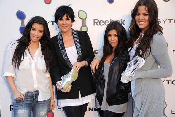 Ha puesto a sus hijas en todas partes del mundo. Venden sus imágenes y productos al mejor postor y las ofertas llueven