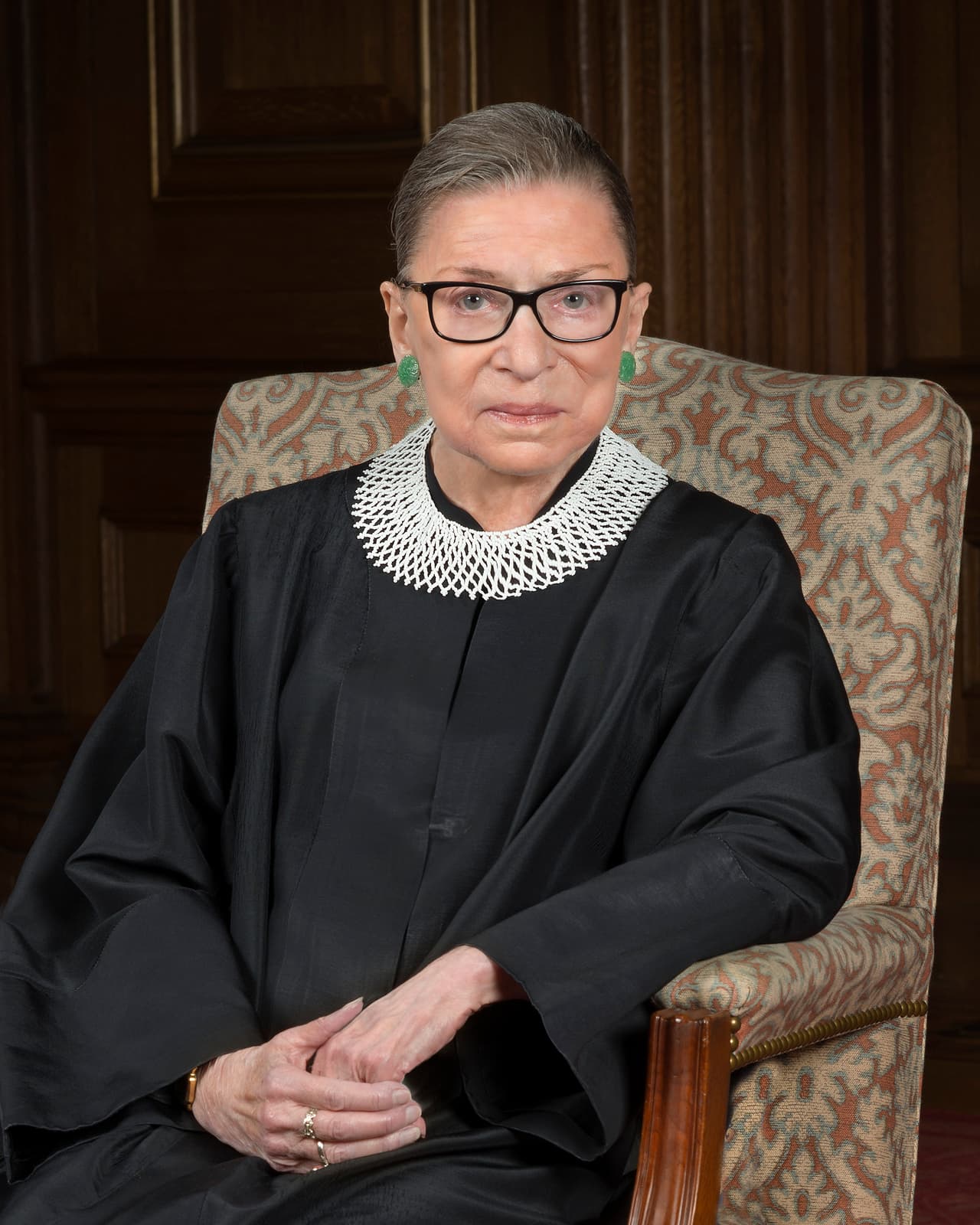 En julio de 2018 prometió, durante 
<a href="https://www.cnn.com/2018/07/29/politics/ruth-bader-ginsburg-scalia-new-york/index.html"><u>una conversación con CNN</u></a>, 
<a href="https://www.univision.com/noticias/trending/por-que-es-una-buena-noticia-para-las-mujeres-que-ruth-bader-ginsburg-no-quiera-retirarse-todavia"><u>que al menos hasta que cumpla 90 años no se moverá de su silla en la Corte Suprema de Justicia</u></a>. En noviembre de ese mismo año, a loss 
<a href="https://www.univision.com/noticias/politica/ruth-bader-ginsburg-la-heroina-de-la-marcha-y-la-mujer-mas-poderosa-en-washington"><u>85 años de edad</u></a>, sufrió una caída donde 
<a href="https://www.univision.com/noticias/sucesos/la-jueza-ruth-bader-ginsburg-fue-hospitalizada-tras-fracturarse-tres-costillas-en-una-caida"><u>resultó hospitalizada después de fracturarse tres costillas.</u></a> La imagen es un retrato oficial del máximo tribunal, tomado en 2016.