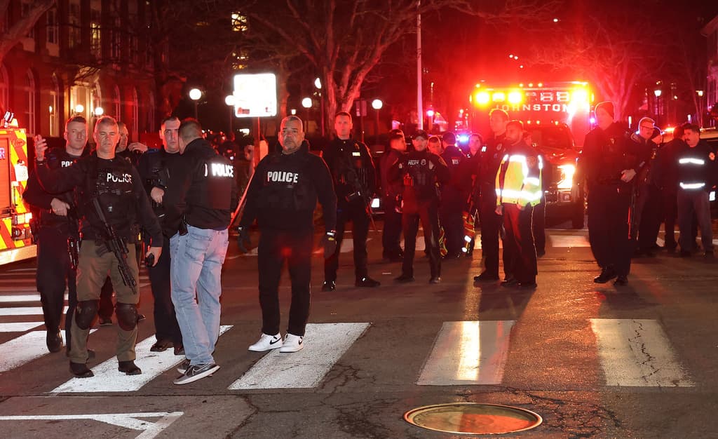 La universidad emitió una alerta de "tirador activo" a las 4:22 p.m., instando a la comunidad a encerrarse, silenciar sus teléfonos y permanecer ocultos.