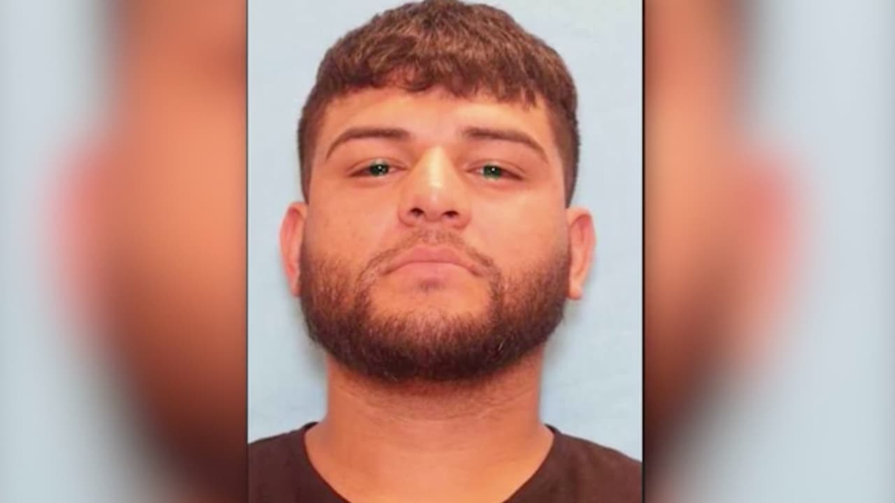 Chacón, que según las autoridades tiene historial delictivo por agresión contra miembros de su familia en el condado Harris, ahora enfrenta cargos de secuestro con agravantes y está considerado persona de interés por el asesinato de Maira Gutiérrez.