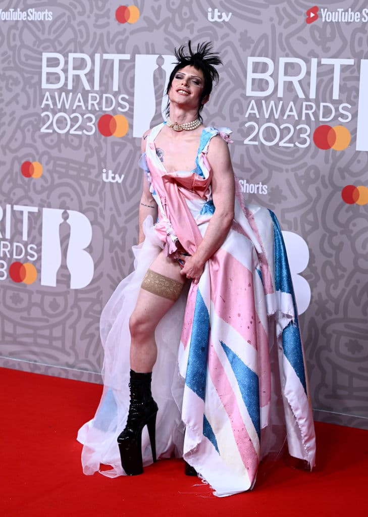<b>Bimini Bon-Boulash</b>, artista drag competidor en la segunda temporada del reality 'RuPaul's Drag Race UK', utilizó un vestido rosado con parte de la bandera británica.